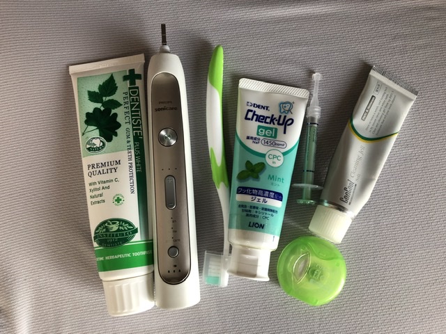 歯磨き粉、電動歯ブラシ、歯ブラシ、フロス、歯磨き粉